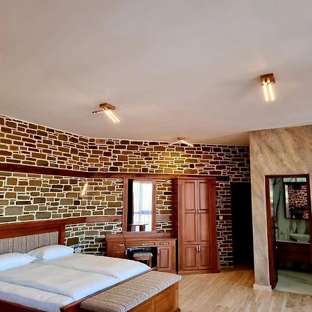 Семеен Хотел Чардаците Lovech Exterior photo