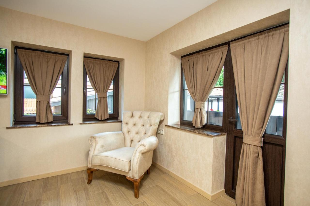 Семеен Хотел Чардаците Lovech Exterior photo